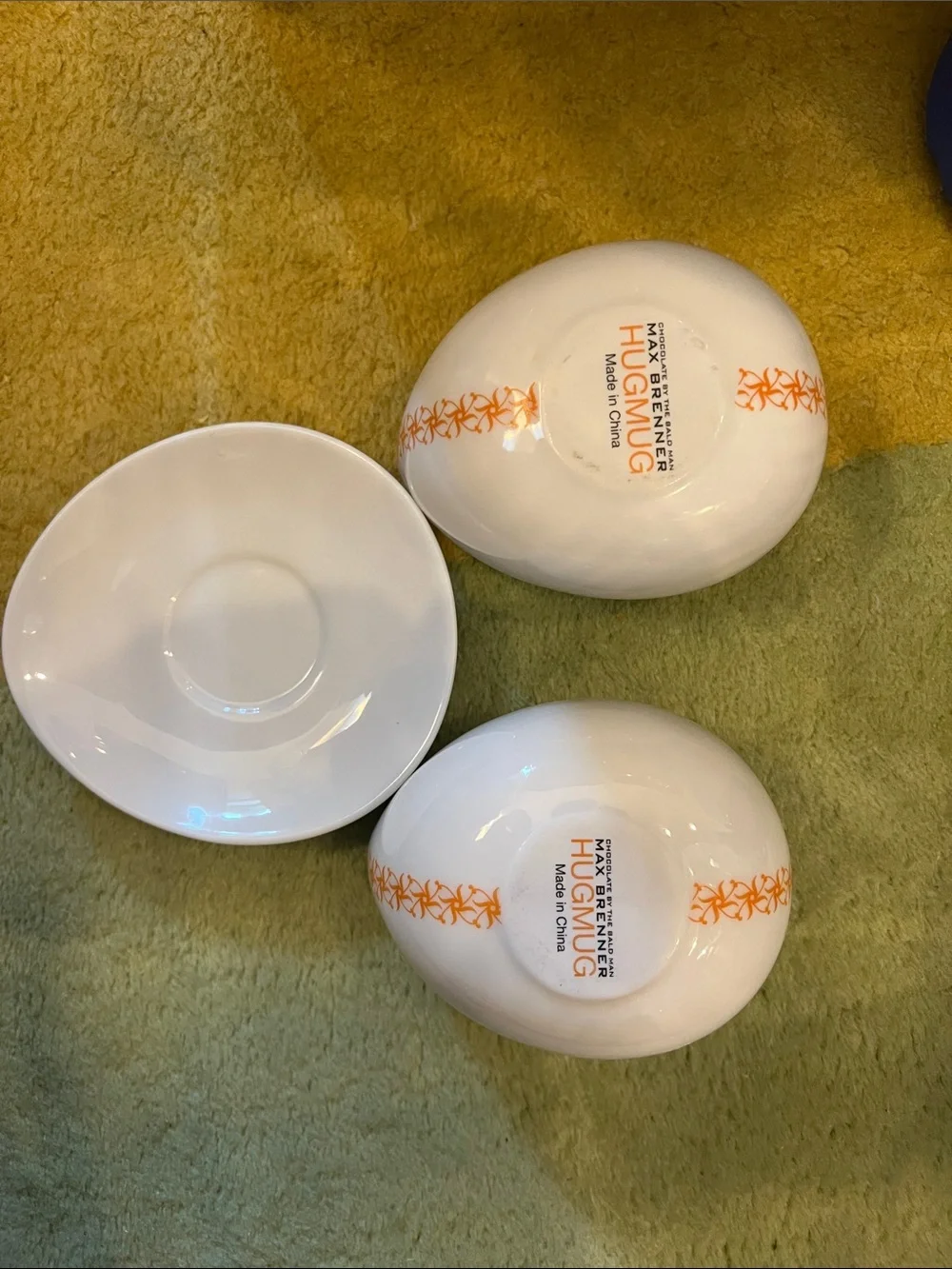 2 White Hug Mug / HugMugs Max Brenner Hot Cococ 1 plate
